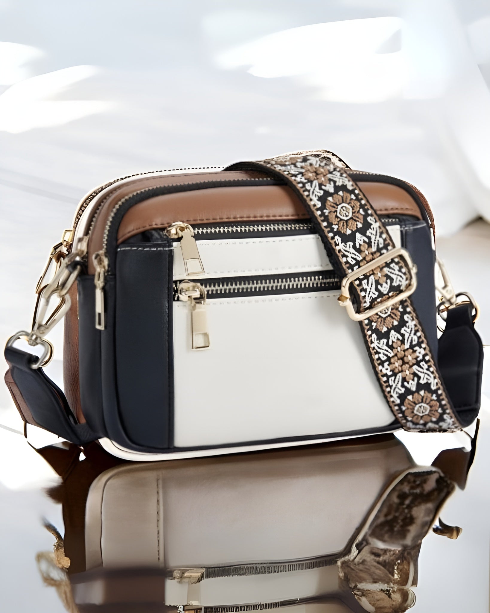 Beige avec noir et marron