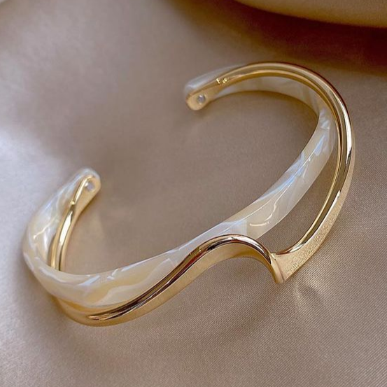 Bracelet en or avec opale blanche – élégance et sophistication